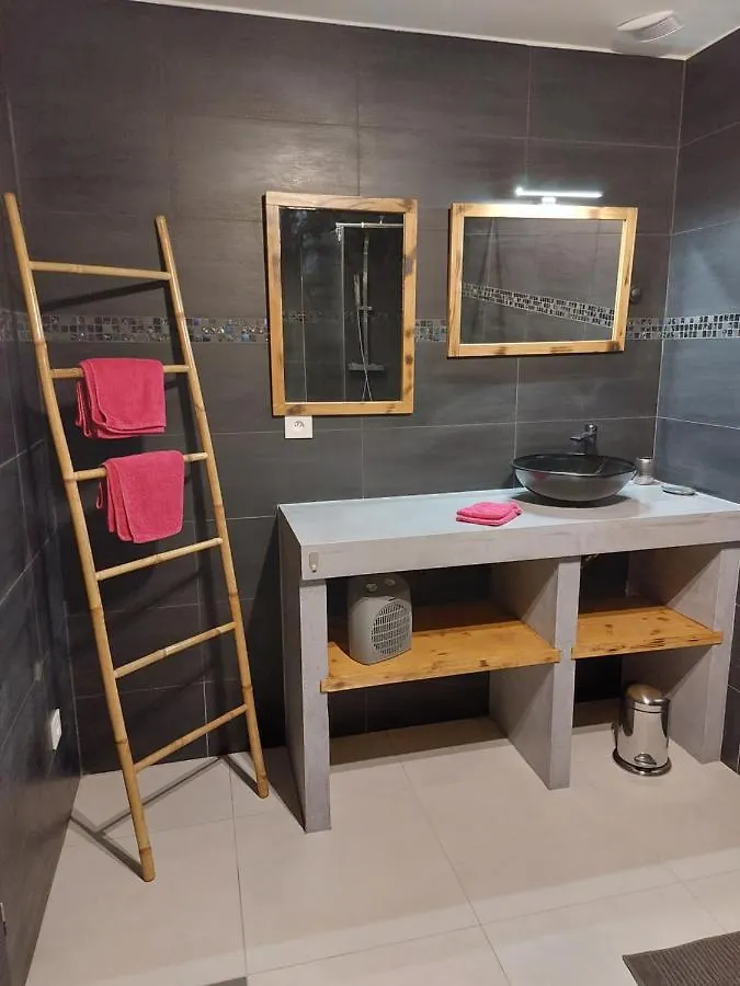 Le Mas des Roches Jacuzzi privatif Labeaume France