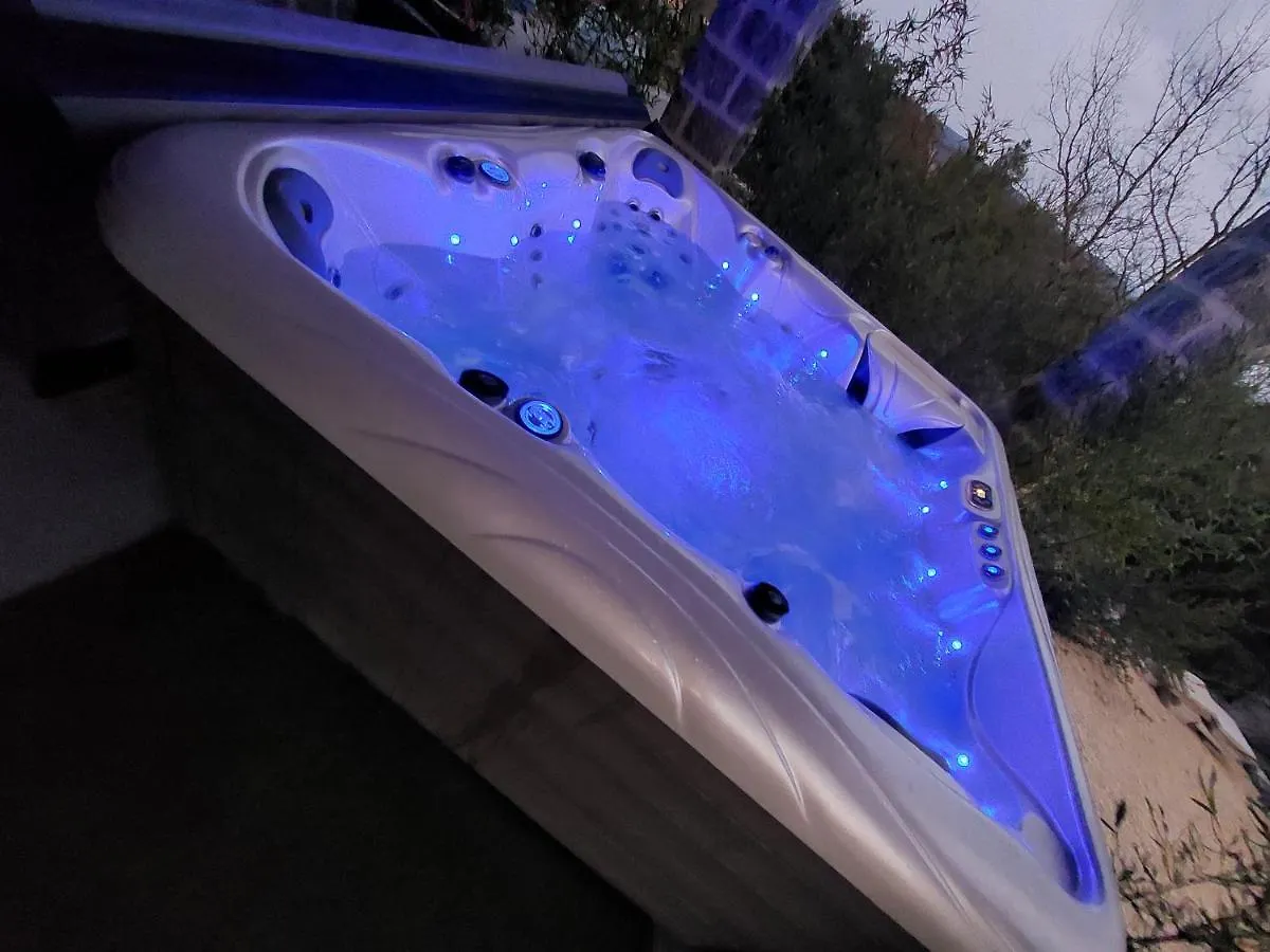 Le Mas des Roches Jacuzzi privatif Labeaume Couette-café